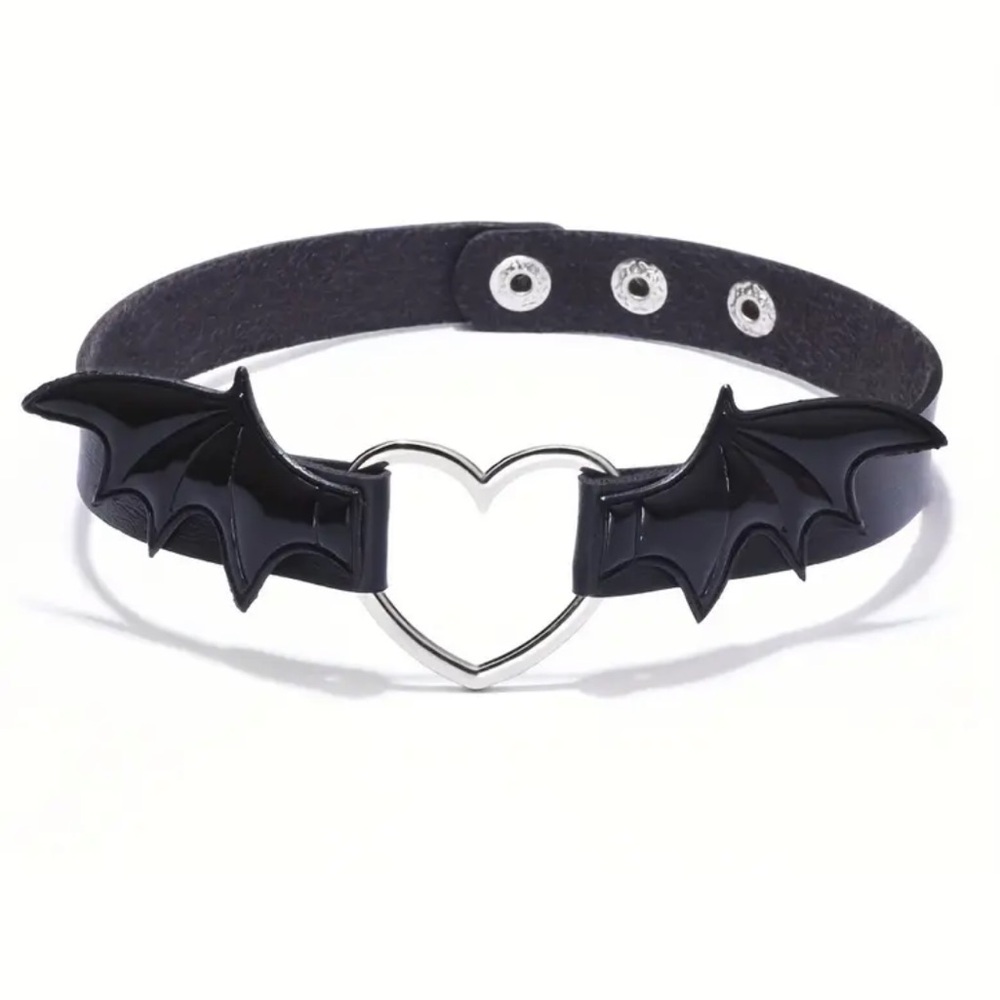 SOLD NWT - Black Edgy Cyberpunk Bat Wing Choker with Heart Pendant Whimsigoth - Picture 1 of 2